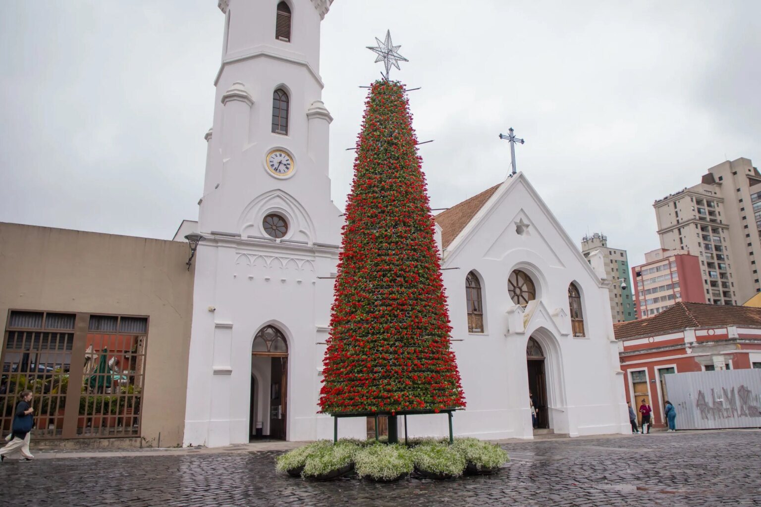 Curitiba inicia instalação de decorações natalinas pela cidade