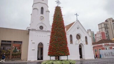 Curitiba inicia instalação de decorações natalinas pela cidade