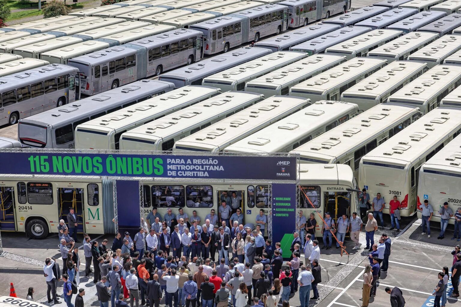 Curitiba ganha 115 novos ônibus para transporte metropolitano Grande Curitiba recebe 115 novos ônibus para transporte metropolitano