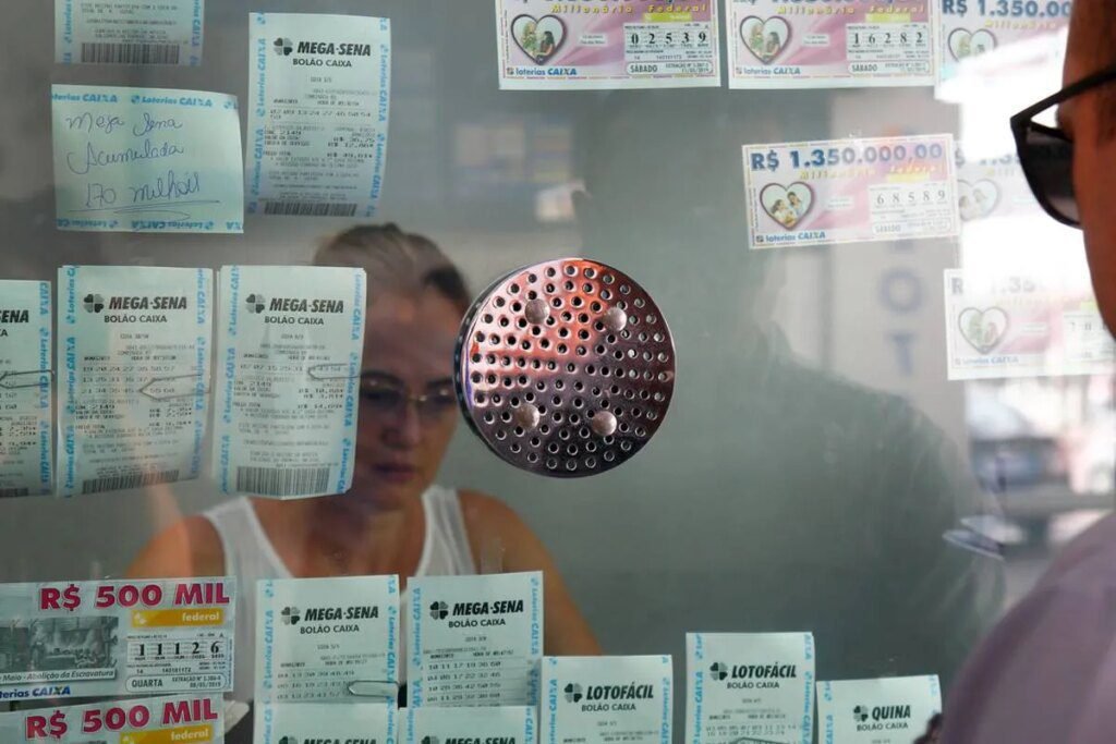 Curitibanos acertam cinco números e ganham prêmio significativo curitibano quase conquista prêmio milionário da Mega-Sena
