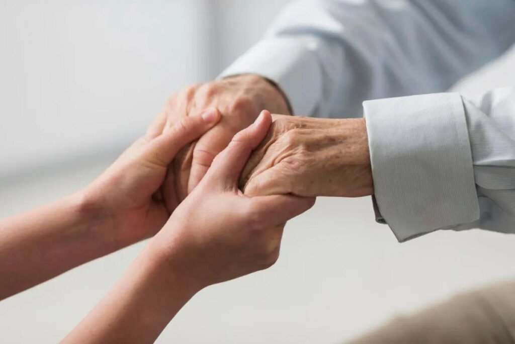 Precisa continuar tratamento em casa? Curso gratuito orienta familiares