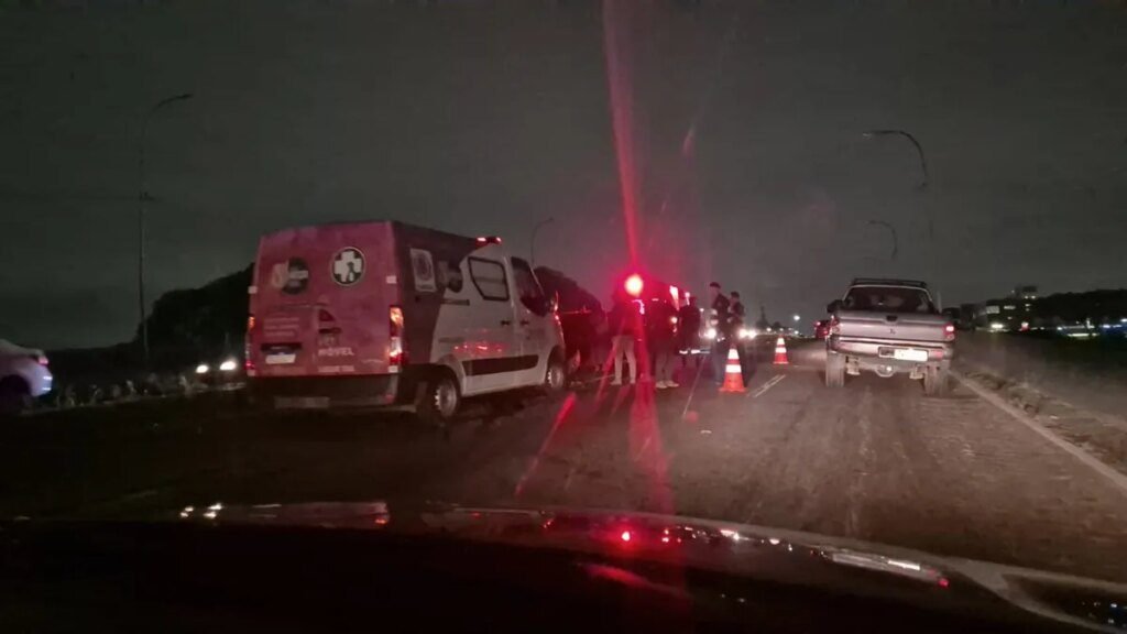 Engavetamento bloqueia trânsito na Linha Verde em Curitiba Engavetamento trava trânsito na Linha Verde, em Curitiba