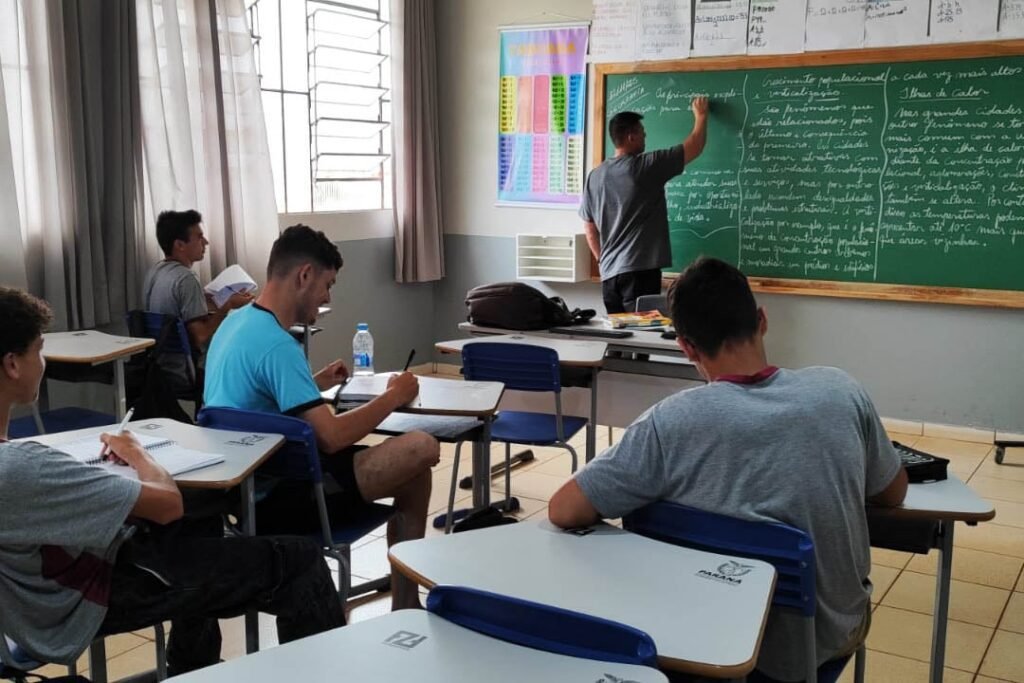 Escolas estaduais de Rio Bonito do Iguaçu voltam às aulas As aulas estão voltando em Rio Bonito com quatro colégios reabrindo. Veja como a educação está se adaptando após o tornado - Fonte: NRE Laranjeira do Sul