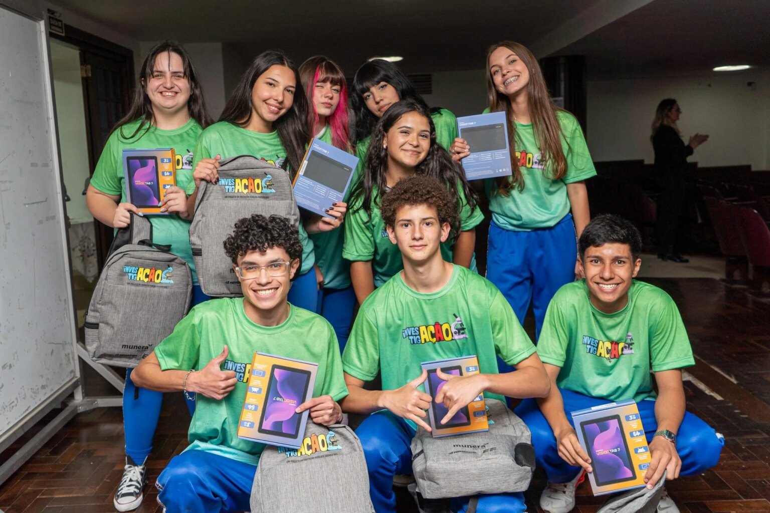 Estudantes do Paraná recebem prêmio por projeto do PISA Estudantes do Paraná são premiados por projeto de preparação para o PISA