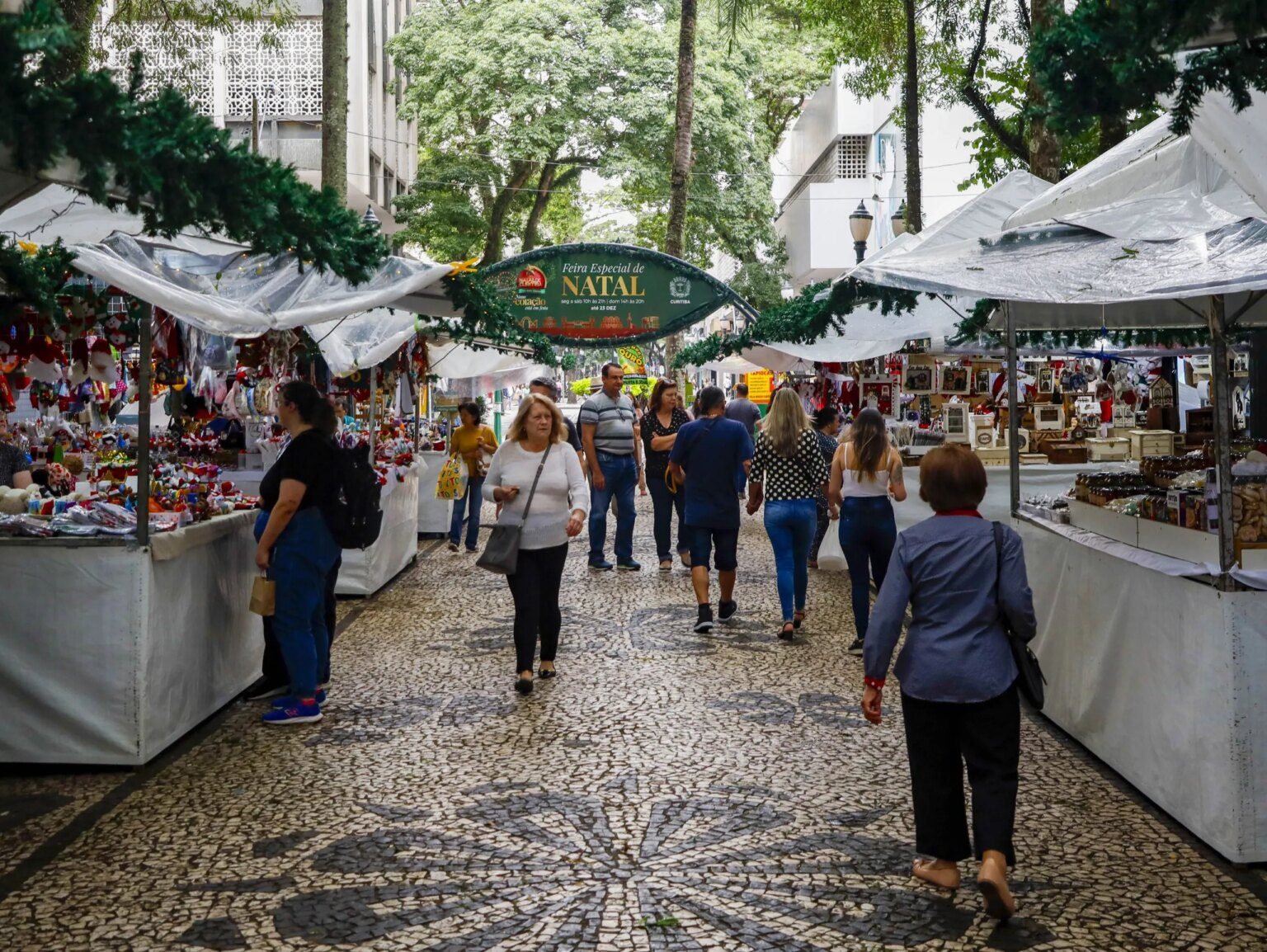 Feiras de Natal em Curitiba iniciam com 220 expositores no Centro
