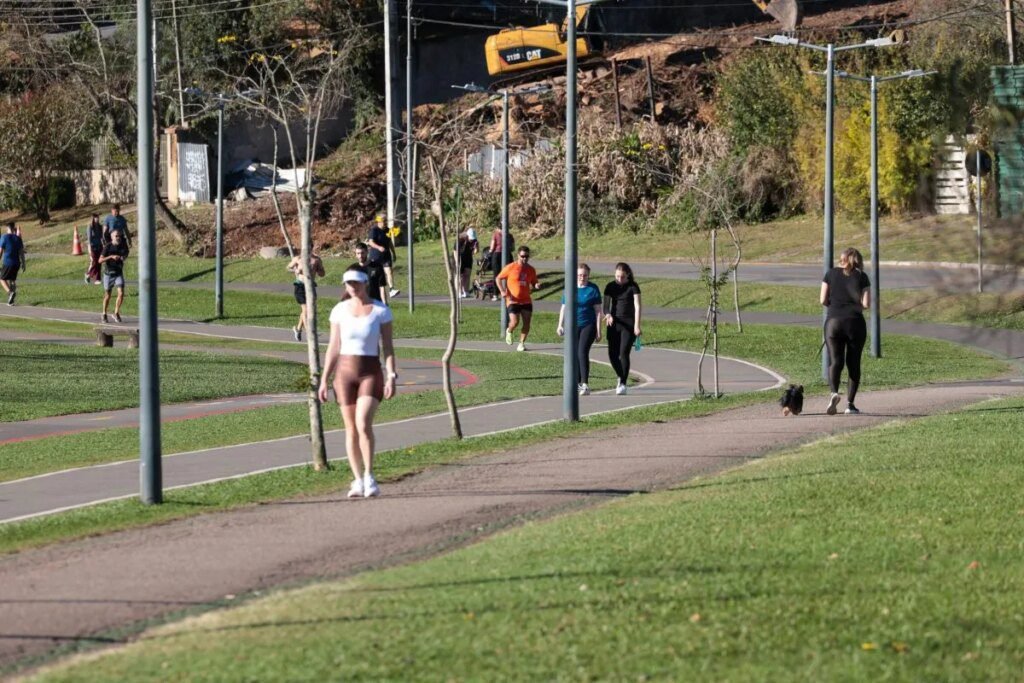 Feriado com sol e calor no Paraná; frente fria se aproxima Feriado terá sol e calor no Paraná; frente fria tem data para chegar