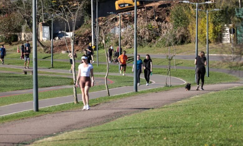 Feriado terá sol e calor no Paraná; frente fria tem data para chegar