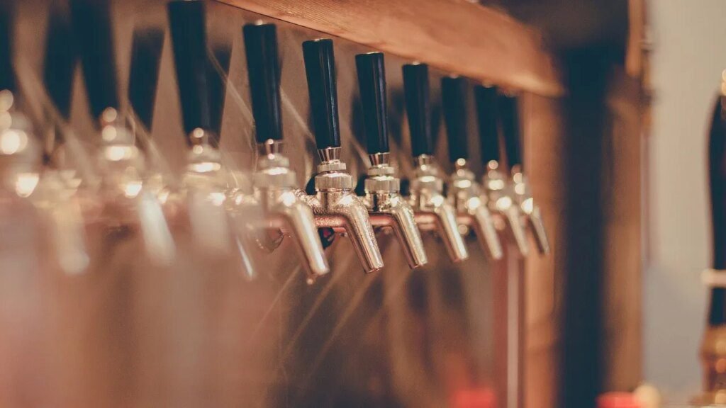 Festa de quatro dias celebra cerveja artesanal em Curitiba Cerveja Artesanal provoca festa de 4 dias na região de Curitiba