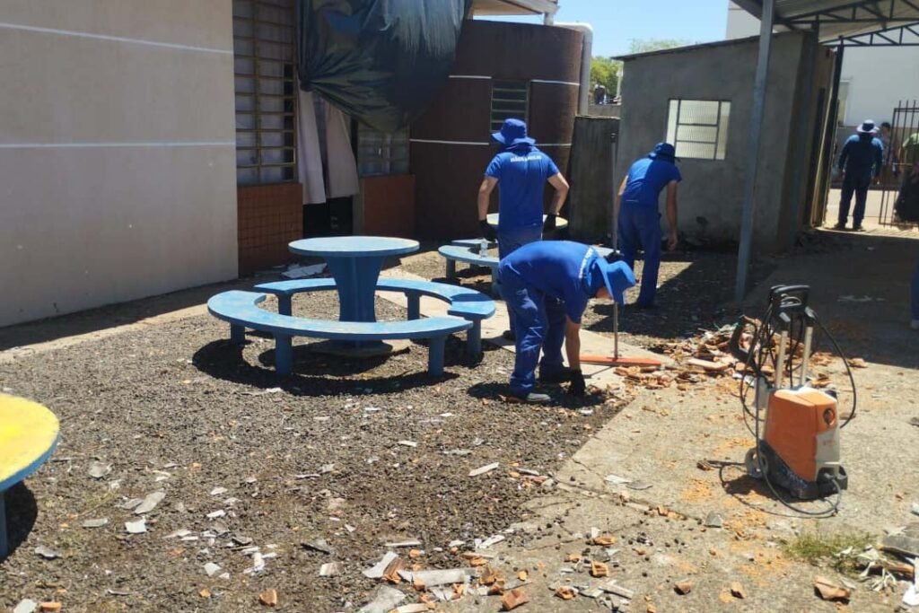 Governo do Paraná emprega mão de obra de detentos Descubra como o uso de mão de obra carcerária na reconstrução de escolas pode beneficiar a comunidade de Rio Bonito do Iguaçu - Foto: SESP