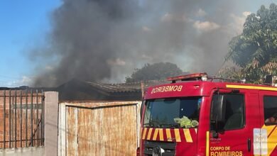 Casa é destruída por incêndio no Bairro Tarumã