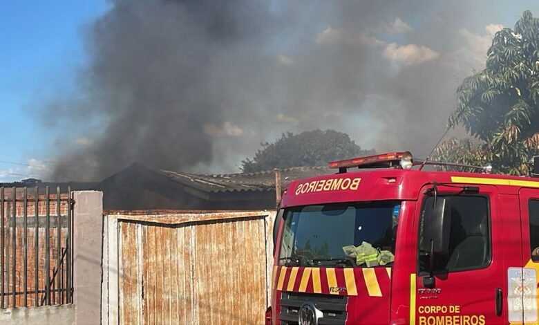 Casa é destruída por incêndio no Bairro Tarumã