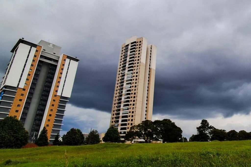 Inmet alerta para temporal e queda de temperatura em Curitiba Inmet emite alerta de temporal: temperatura em Curitiba vai despencar