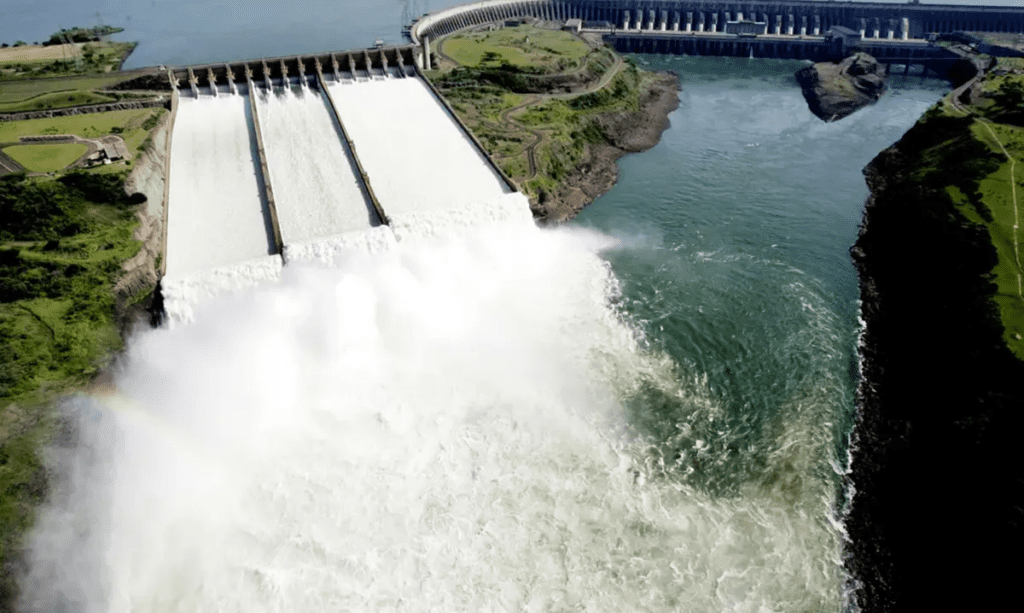 Itaipu reabre vertedouro após quase dois anos fechado