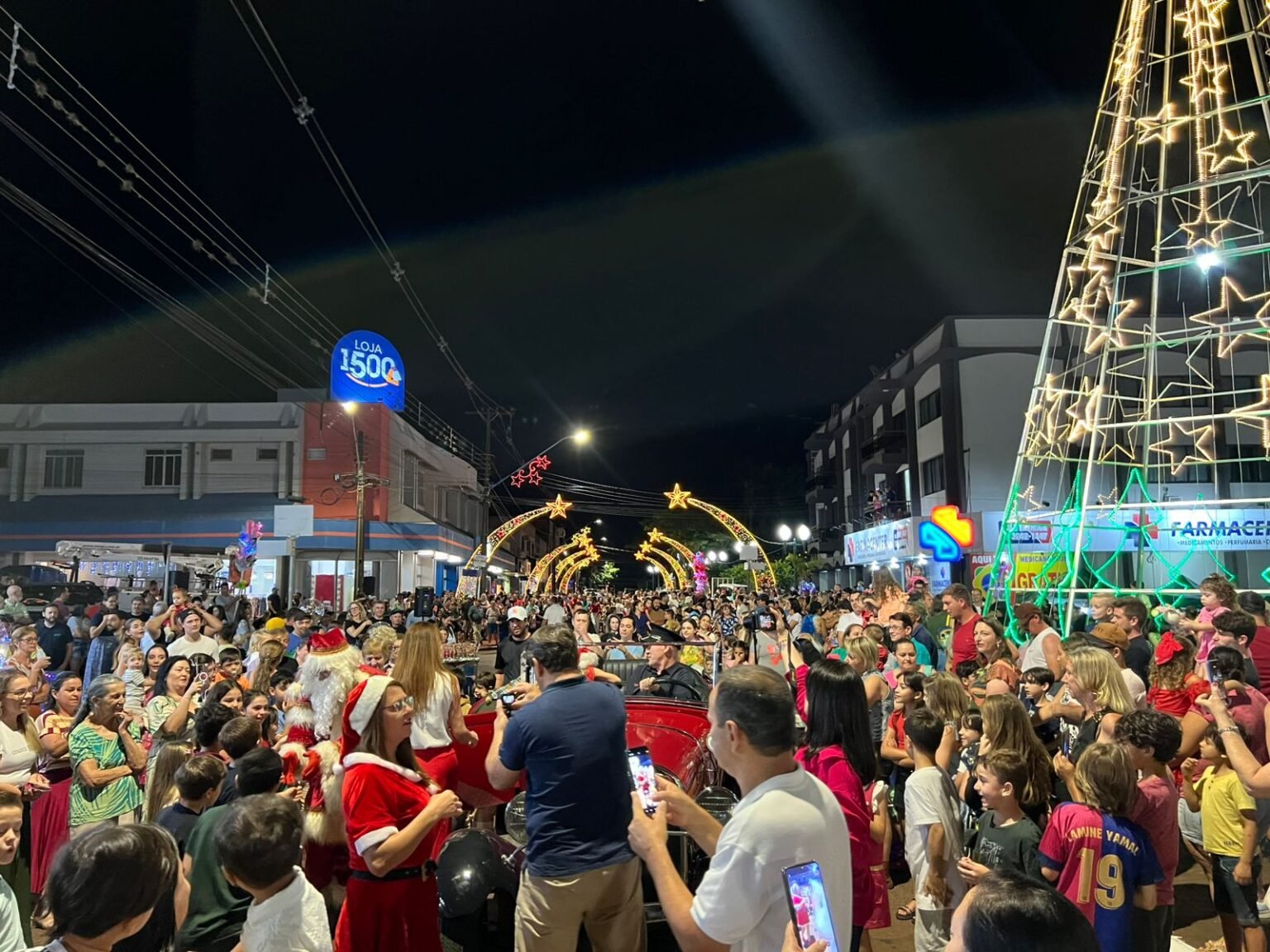 Milhares assistem à inauguração das luzes de Natal 2025 Milhares de pessoas acompanham o acender das luzes do Natal de Luz 2025 - O Paraná