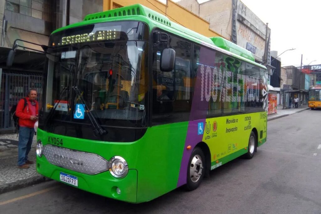 Miniônibus elétrico inova e atrai olhares no Centro Tribuna do Paraná
