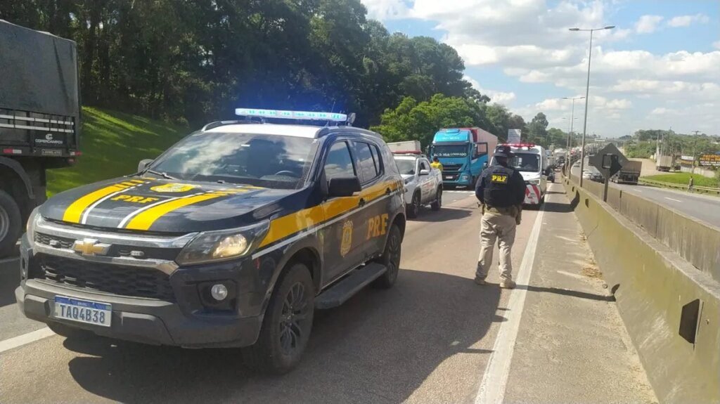motociclista morre após cair e ser atropelada
