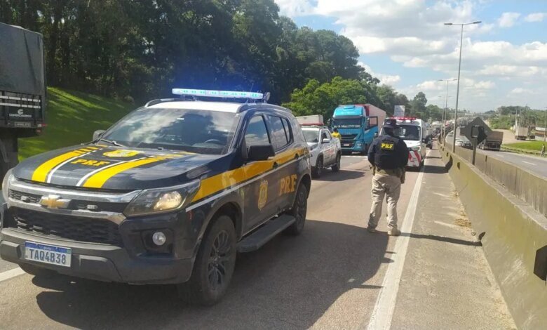 motociclista morre após cair e ser atropelada