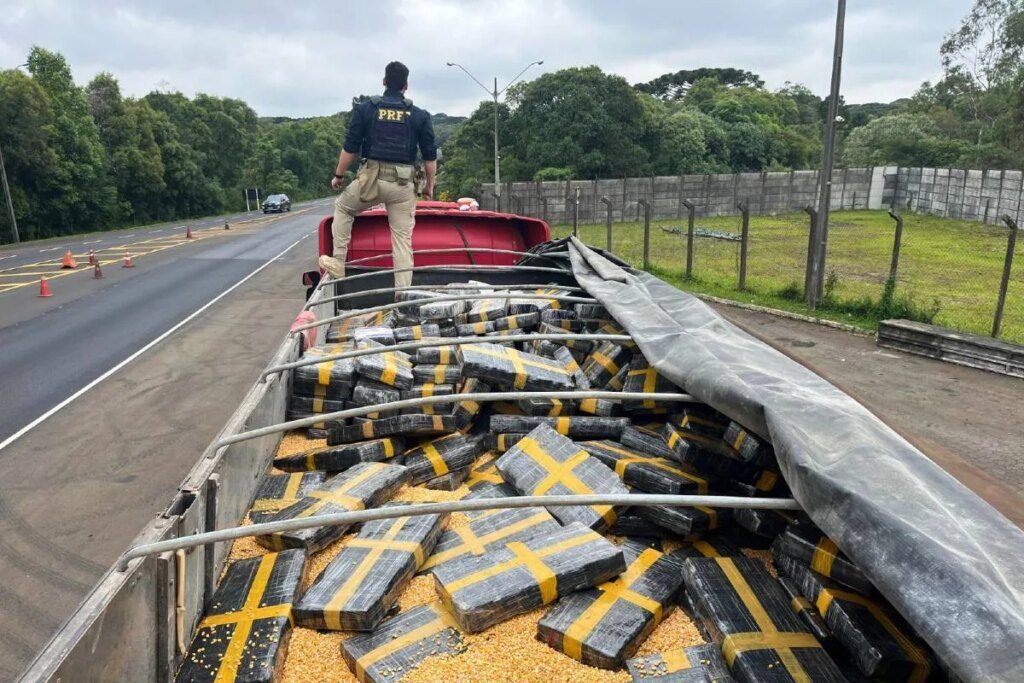 Nervosismo de motorista entrega droga escondida carreta