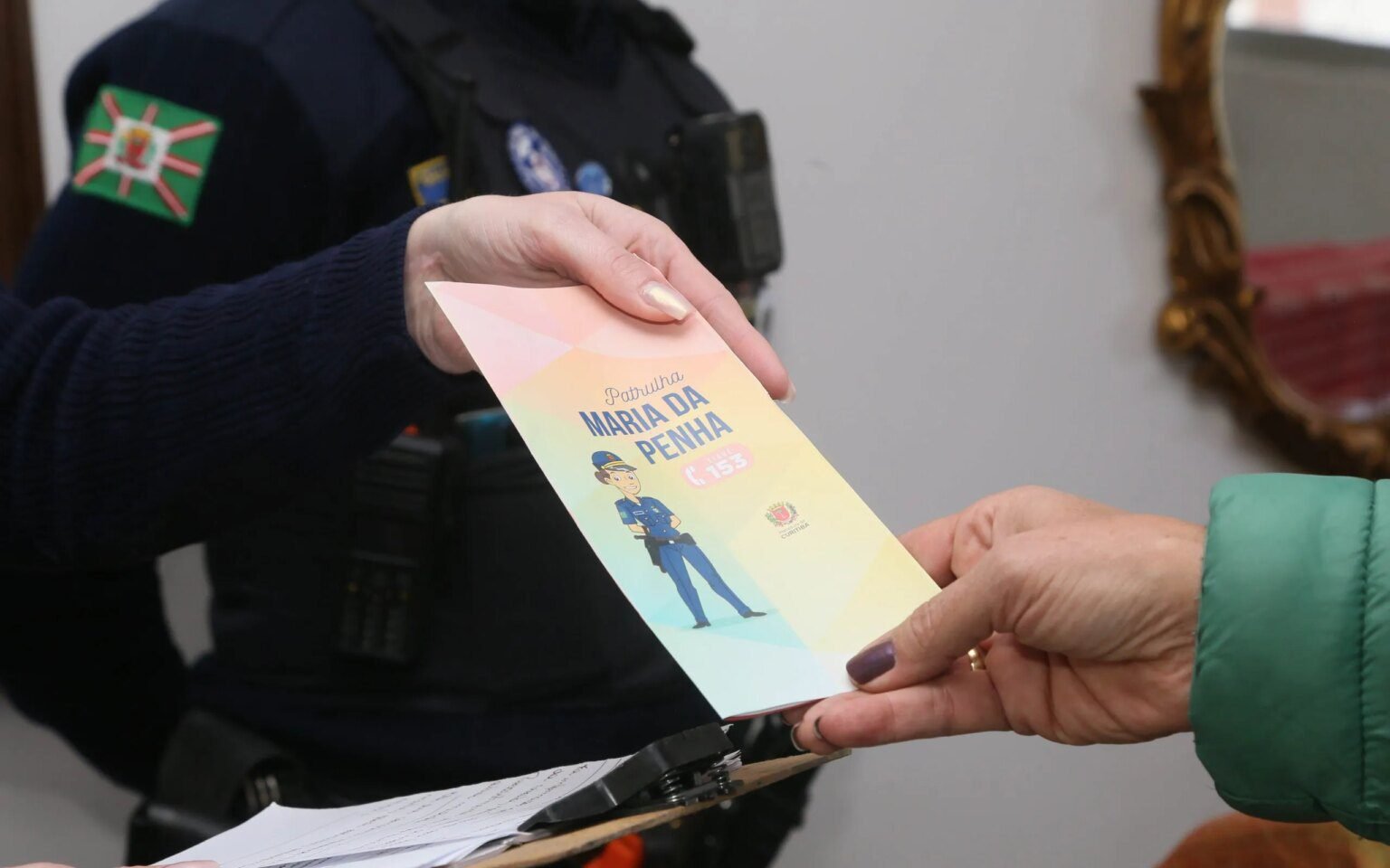 Mulher é resgatada após três dias de cárcere em Curitiba Mulher escapa de cárcere privado após três dias de tortura em Curitiba