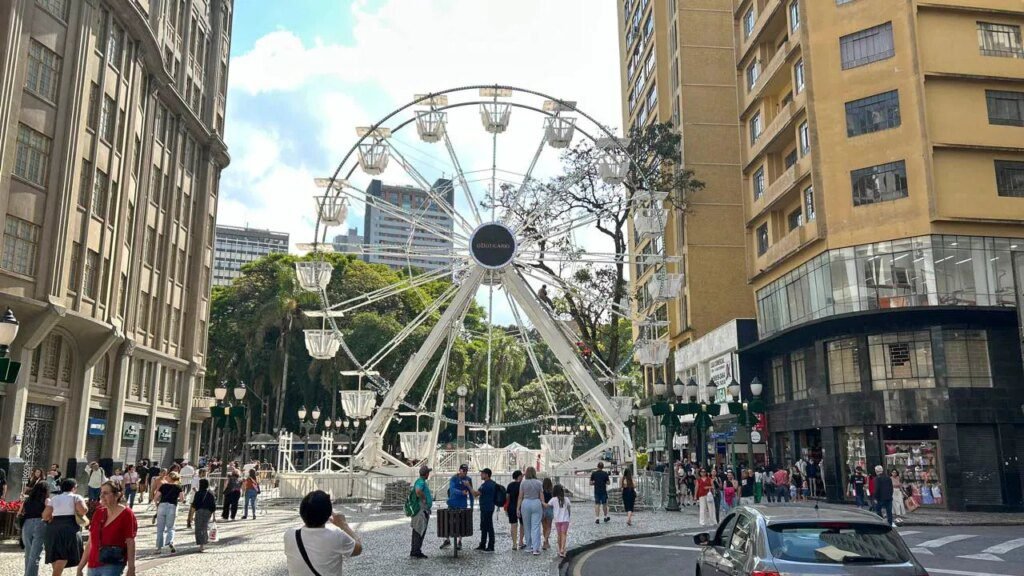 Natal de Curitiba 2025: roda-gigante e auto natalino estreiam nesta terça