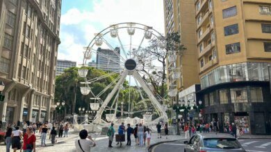 Natal de Curitiba 2025: roda-gigante e auto natalino estreiam nesta terça