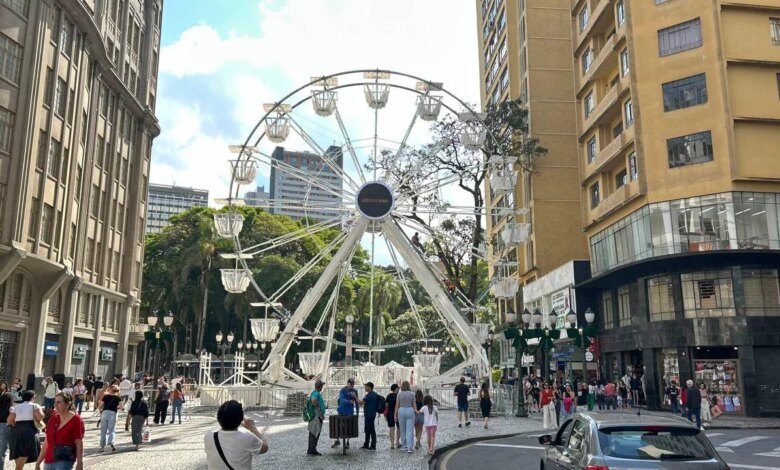 Natal de Curitiba 2025: roda-gigante e auto natalino estreiam nesta terça