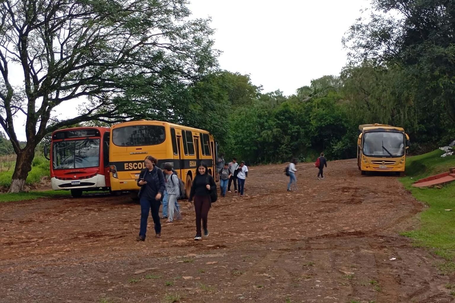 Novos ônibus garantem retorno das aulas em Rio Bonito do Iguaçu Novos ônibus permitem retomada das aulas para os alunos da rede estadual de Rio Bonito do Iguaçu - O Paraná