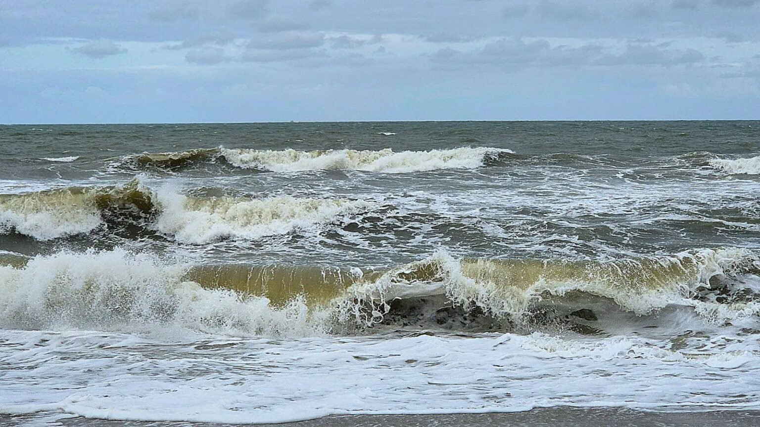 Ondas grandes podem afetar litoral do Paraná neste fim de semana Ondas gigantes ameaçam litoral do Paraná neste fim de semana