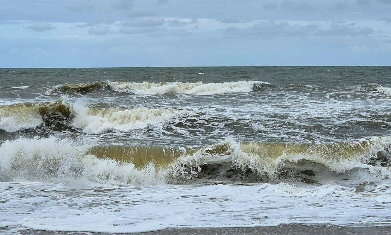 Ondas gigantes ameaçam litoral do Paraná neste fim de semana