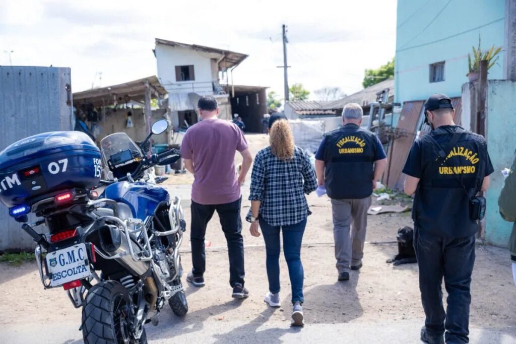 Operação em Curitiba prende quatro suspeitos por furto de cabos Operação contra furto de cabos prende 4 suspeitos em Curitiba