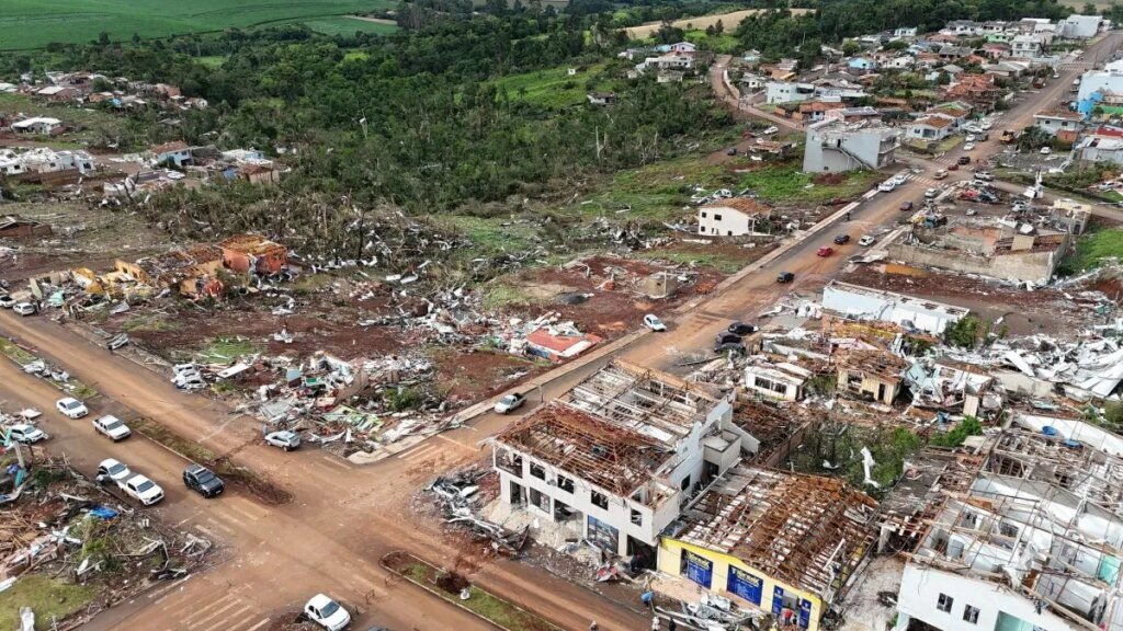 Pacientes continuam internados após tornado no Paraná 21 pacientes ainda seguem internados após tornado no Paraná
