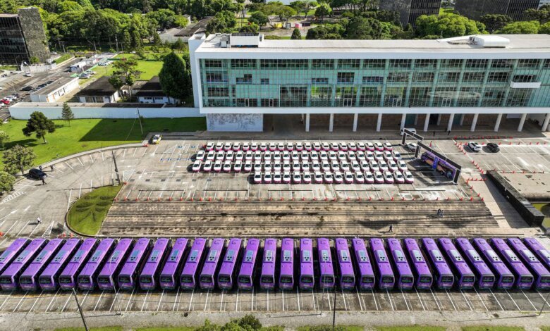 Paraná entrega 40 ônibus e 82 carros para proteção de mulheres e idosos