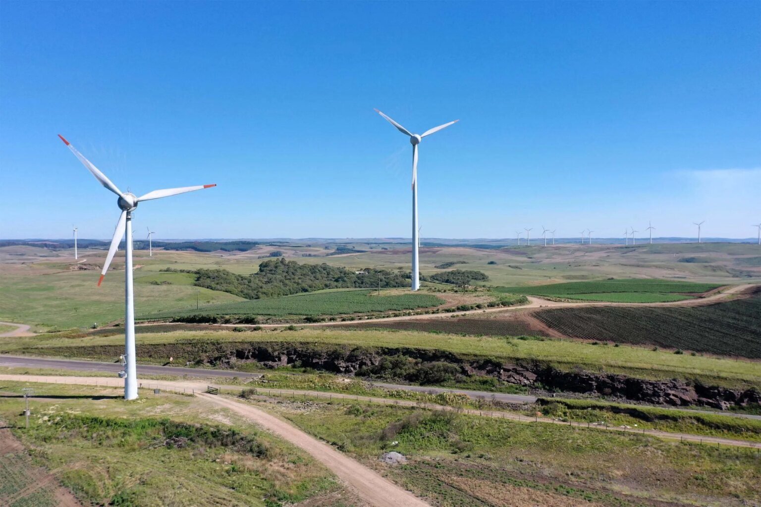 Paraná investe em energia limpa com novas políticas públicas Paraná avança em energia limpa com políticas públicas e investimentos