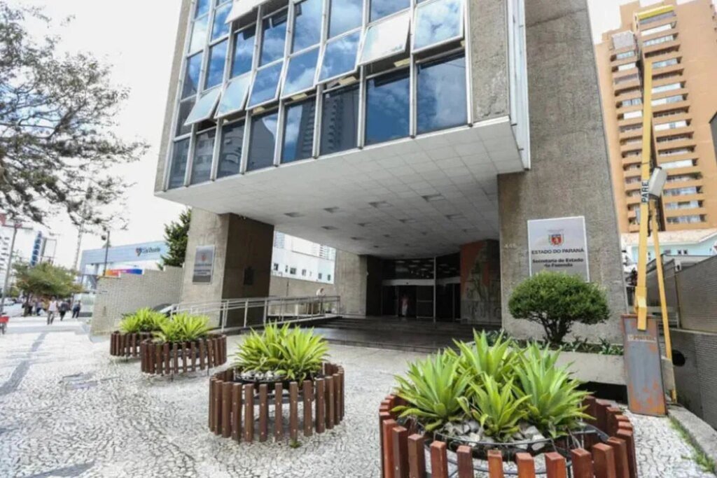 Paraná lança concurso para agente fazendário com salários de R$ 13 mil Paraná abre concurso para Agente Fazendário com salários de quase R$ 13 mil