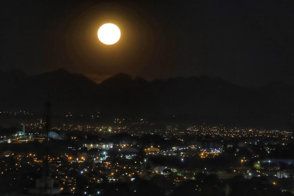Paranaenses terão visão privilegiada da superlua nesta quarta-feira - O Paraná