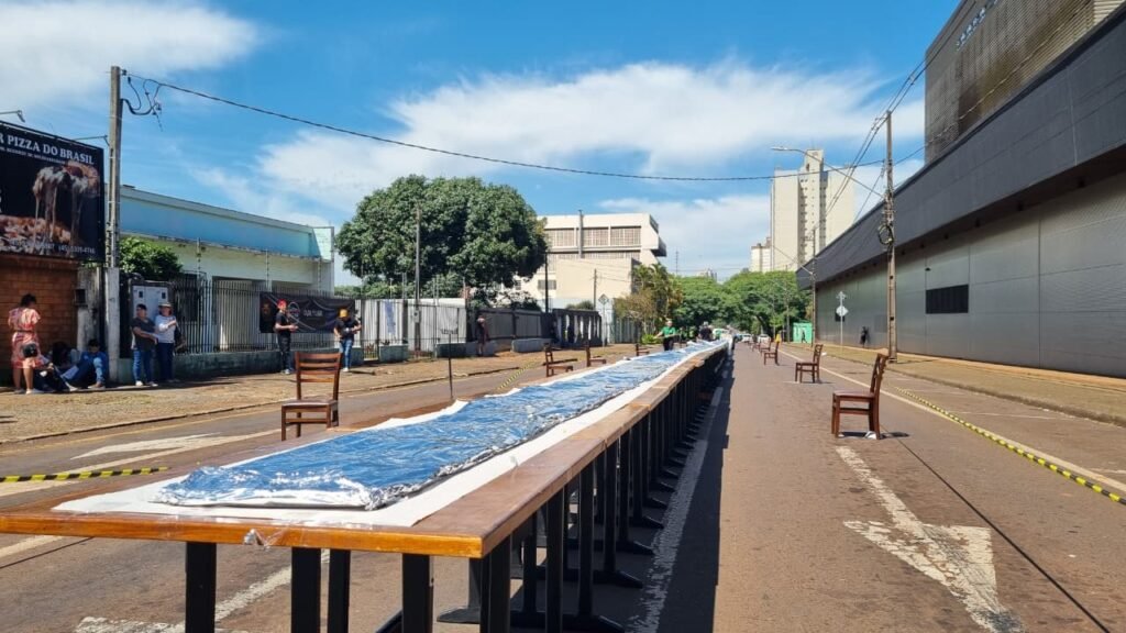 Pizza de 74 metros será distribuída gratuitamente em Cascavel Pizza gigante de 74 metros é distribuída gratuitamente neste domingo (23) em Cascavel - O Paraná