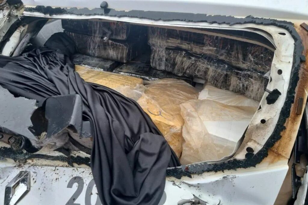 Polícia desmantela quadrilha que usava carros oficiais para tráfico Polícia desmantela quadrilha que usava carros 'oficiais' para traficar drogas