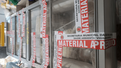 Polícia apreende alimentos irregulares em mercearia em Curitiba