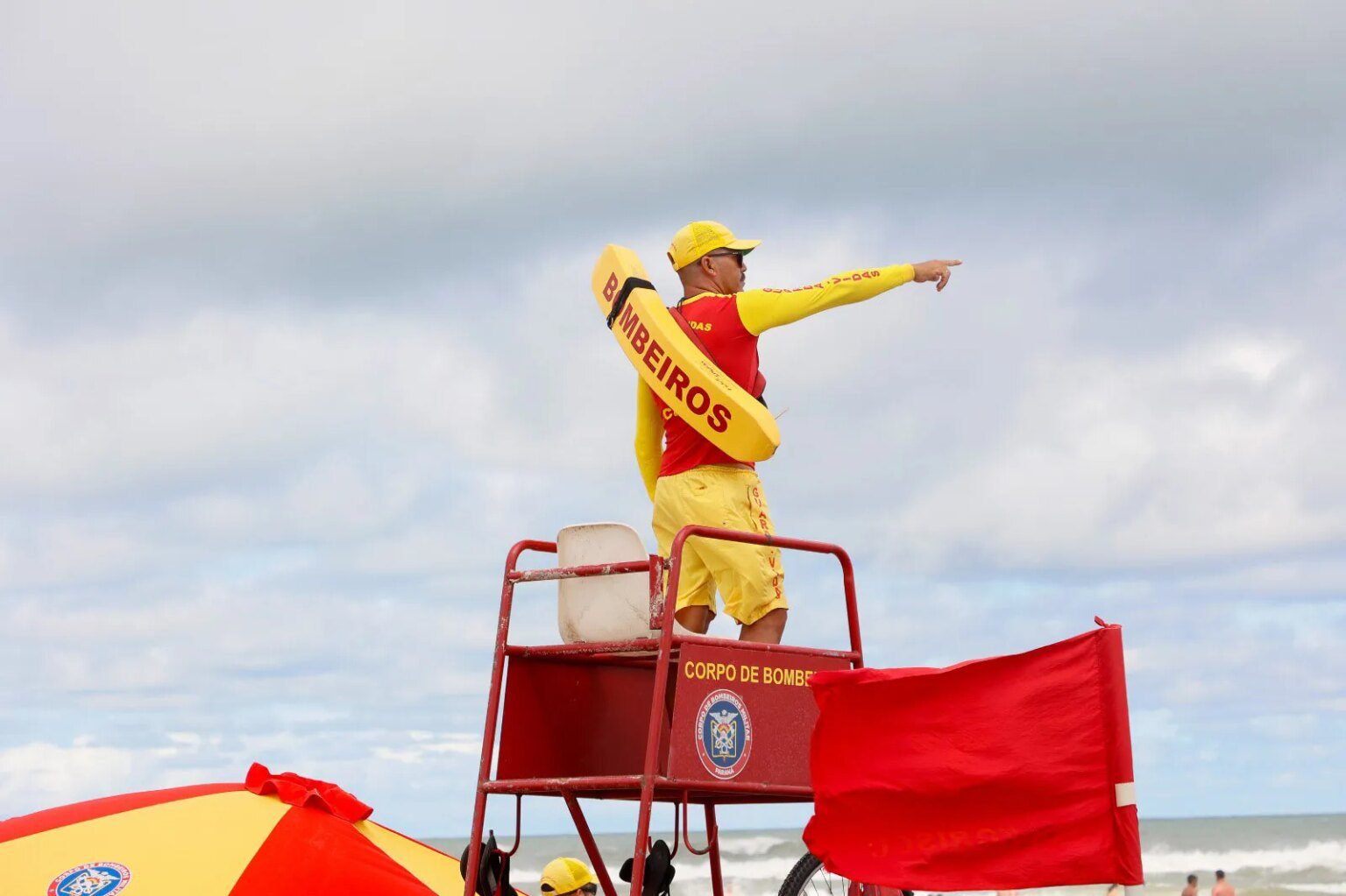 Postos de guarda-vidas iniciam funcionamento diário no Litoral do Paraná; Veja a lista!