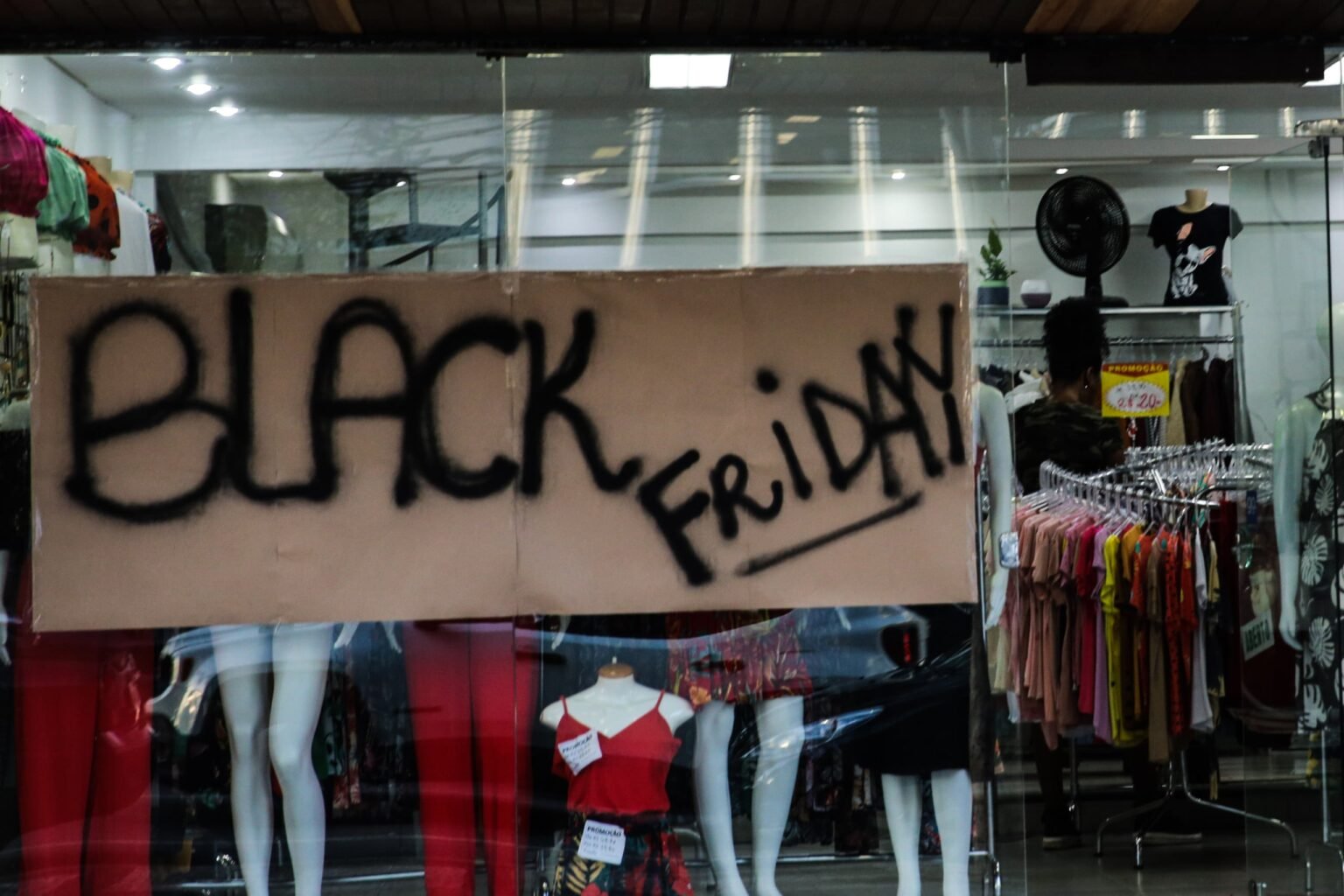 Procon-PR alerta consumidores sobre golpes na Black Friday Procon-PR orienta consumidores para não cair em golpes na Black Friday - O Paraná