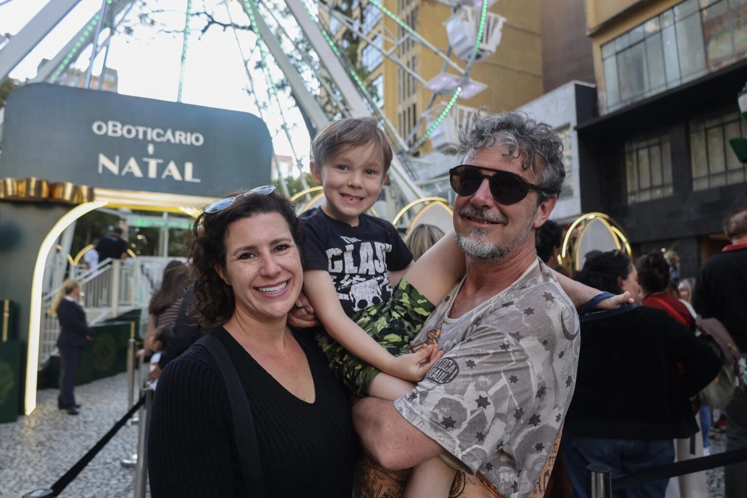 Roda-gigante gratuita de Natal em Curitiba já está aberta na Rua XV Roda-gigante gratuita do Natal de Curitiba já está funcionando na Rua XV