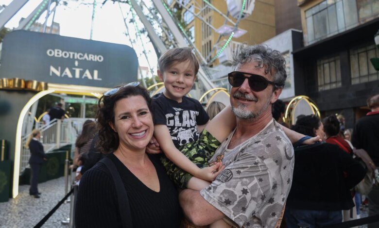 Roda-gigante gratuita do Natal de Curitiba já está funcionando na Rua XV