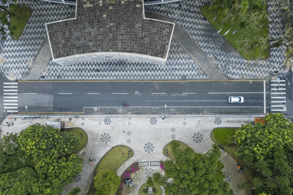 Rua no Centro de Curitiba fica bloqueada até janeiro para Natal