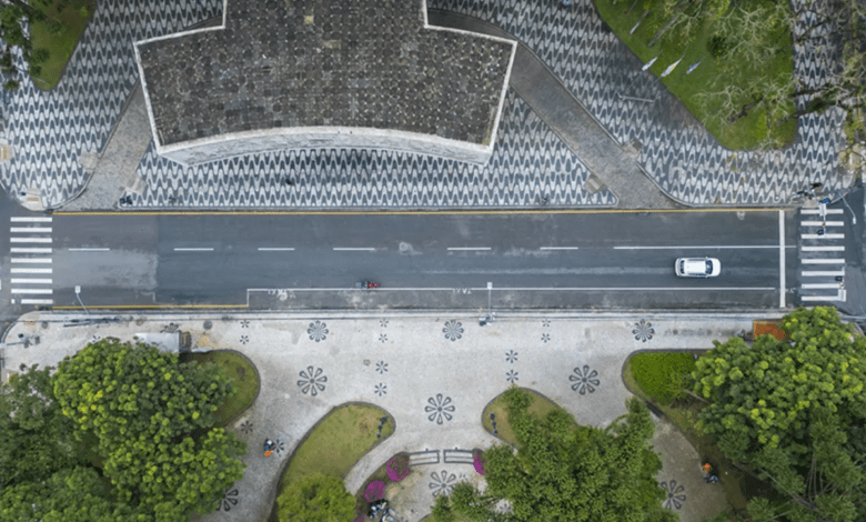 Rua no Centro de Curitiba fica bloqueada até janeiro para Natal