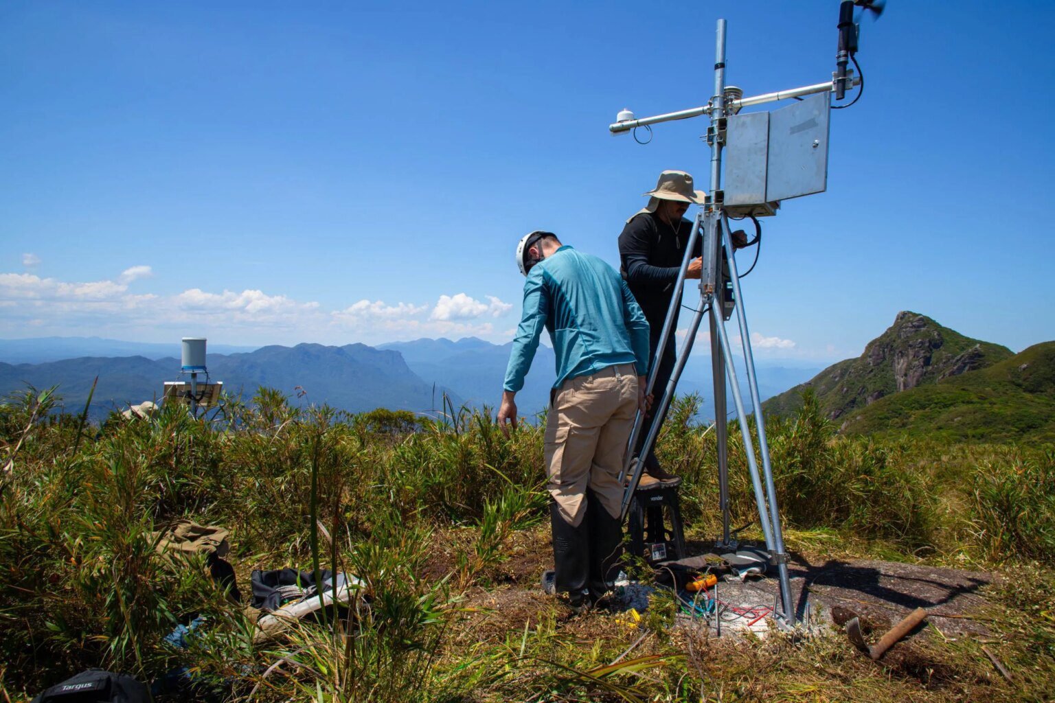 Simepar instala estação meteorológica no Pico Marumbi Simepar instala estação meteorológica no Pico Marumbi para monitoramento ambiental