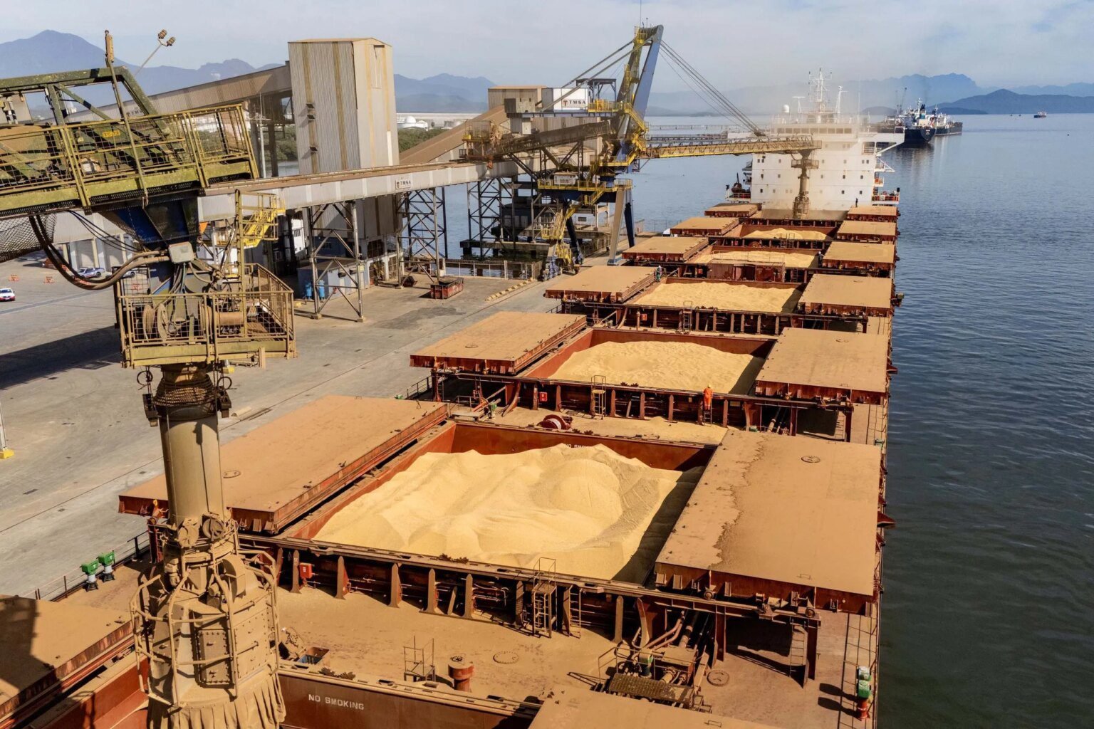 Soja é a principal exportação nos portos do Paraná com 13 milhões de toneladas Soja lidera exportações nos portos do Paraná com 13 milhões de toneladas