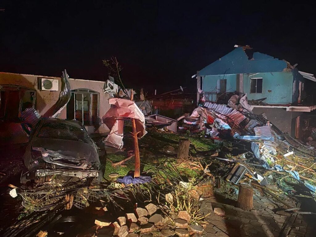 Tornado em Rio Bonito do Iguaçu deixa 432 feridos e 5 mortos Tornado em Rio Bonito do Iguaçu já soma 432 vítimas e 5 mortes