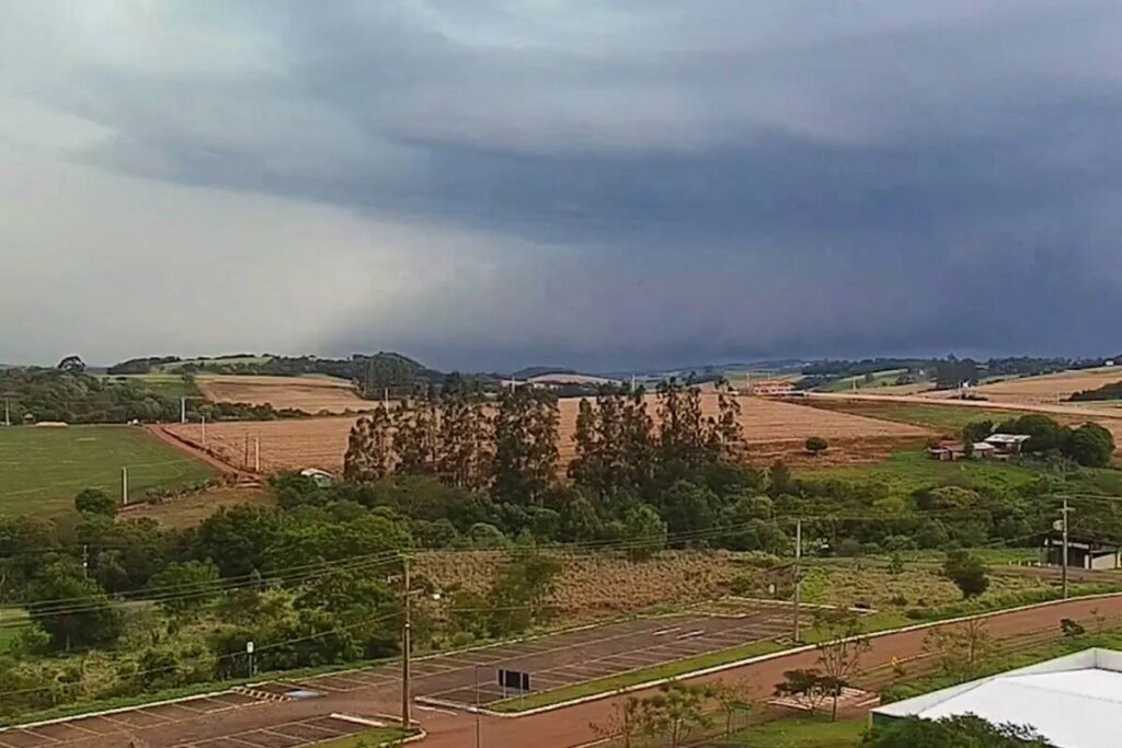 Vídeo inédito mostra formação de tornado que destruiu cidade do PR