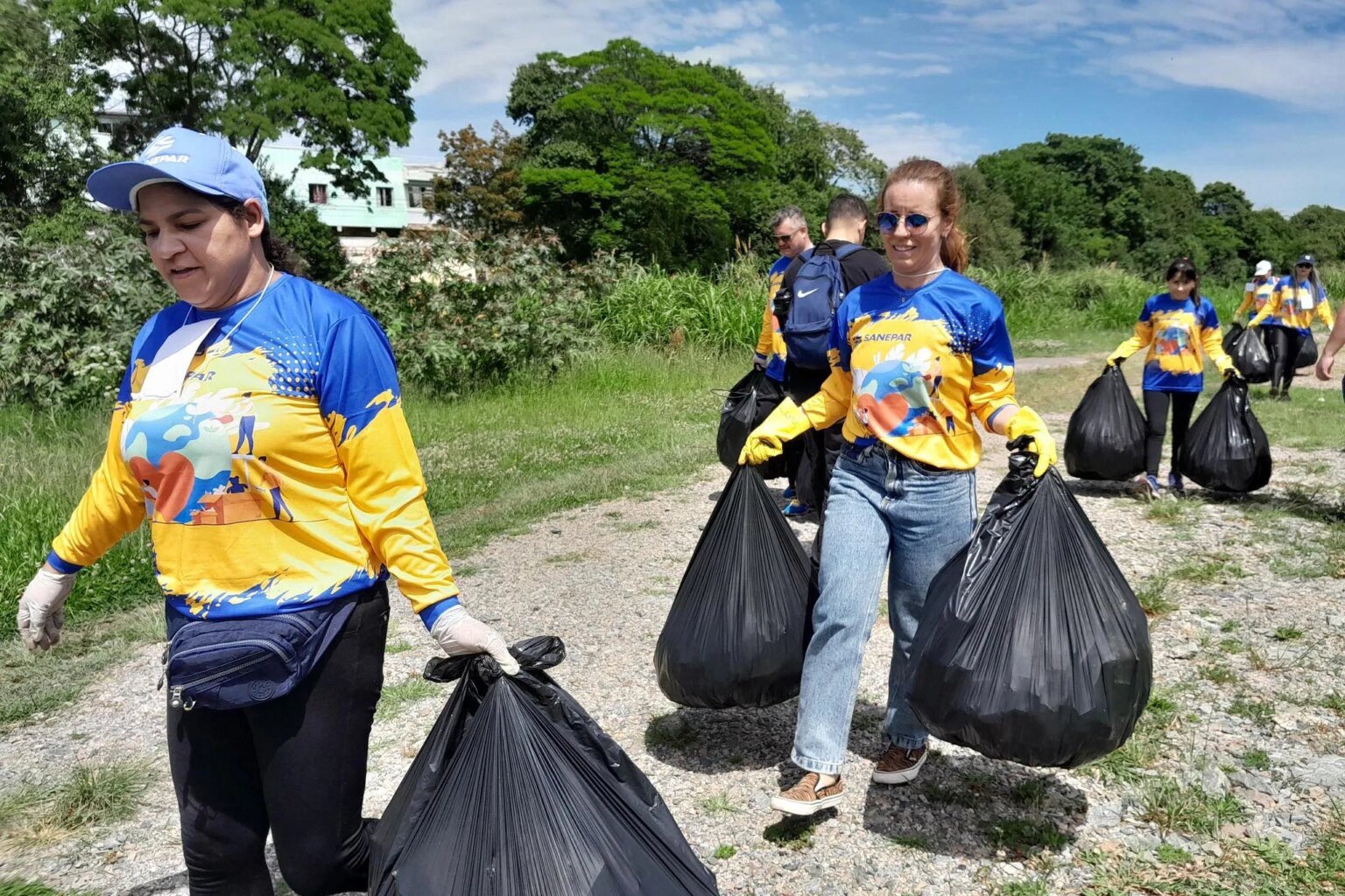 Voluntários retiram lixo das margens do maior rio do Paraná