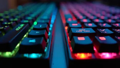 Comparativo visual entre teclado mecânico e de membrana com iluminação RGB.